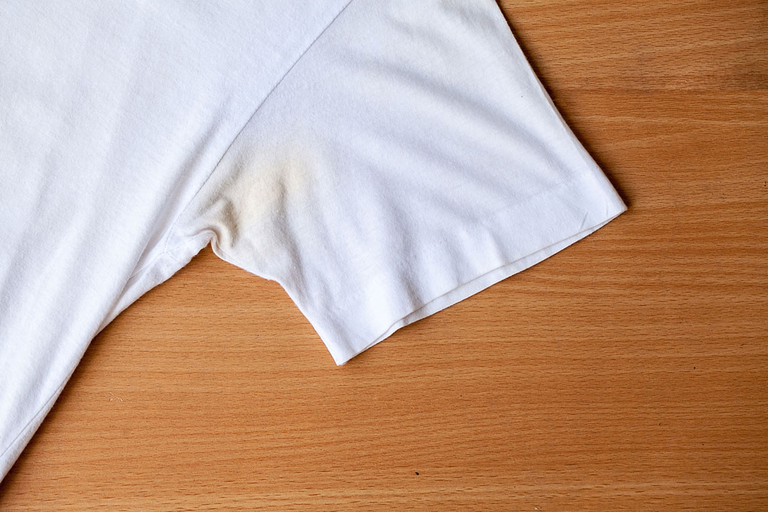 Productos y remedios caseros para eliminar las manchas amarillas de la ropa blanca